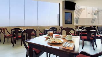 Daily cooked-to-order breakfast (MXN 250 per person)