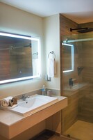 Escritorio y espacio para trabajar con laptop 