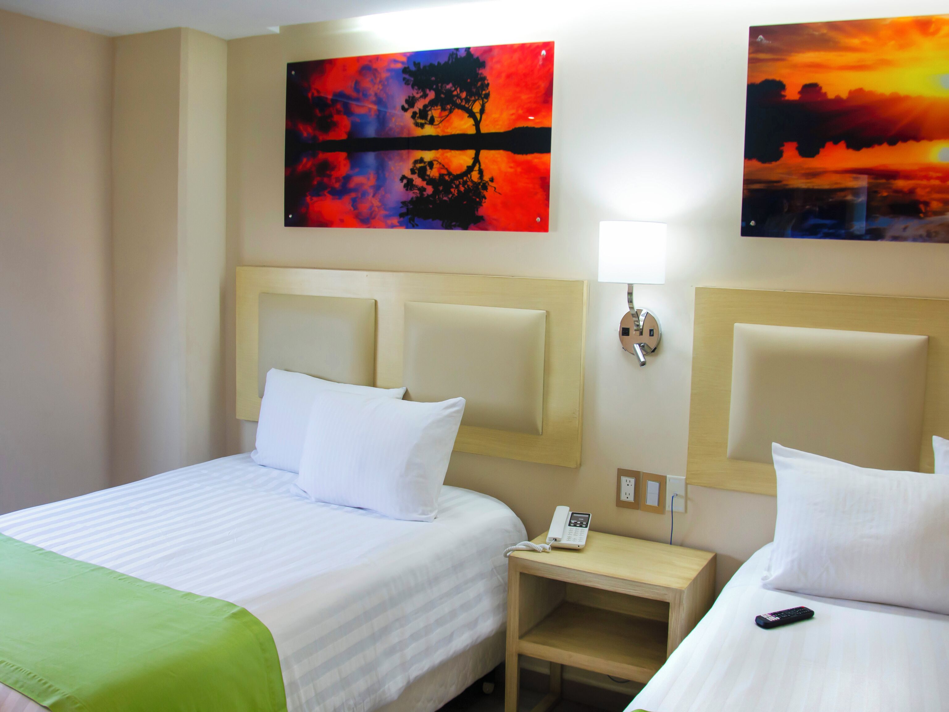 Cofres nos quartos, escrivaninha, espaço de trabalho para notebook