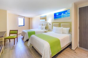 In-room safe, desk, laptop workspace, blackout curtains - Collection O Hotel Paris FC, Veracruz (Boca del Río)