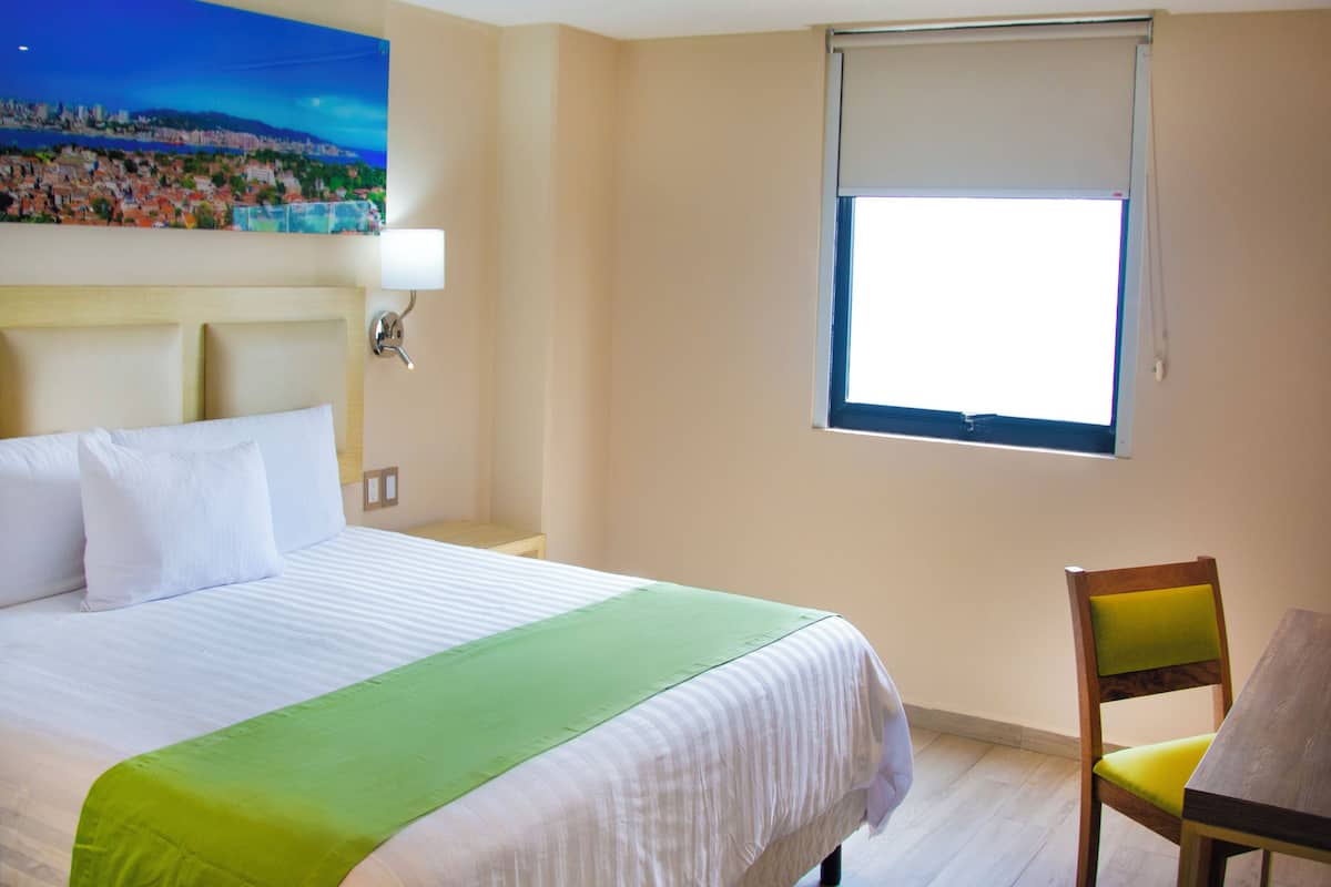 Quarto superior, 1 cama Queen | Cofres nos quartos, escrivaninha, espaço de trabalho para notebook