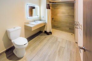 Standard Triple | Bathroom | Shower, towels, soap, shampoo - Collection O Hotel Paris FC, Veracruz (Boca del Río)