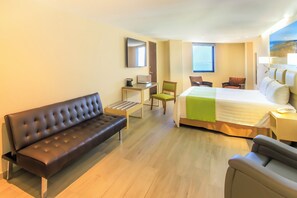 Deluxe With View | Coffre-fort, bureau, espace de travail pour ordinateurs portables