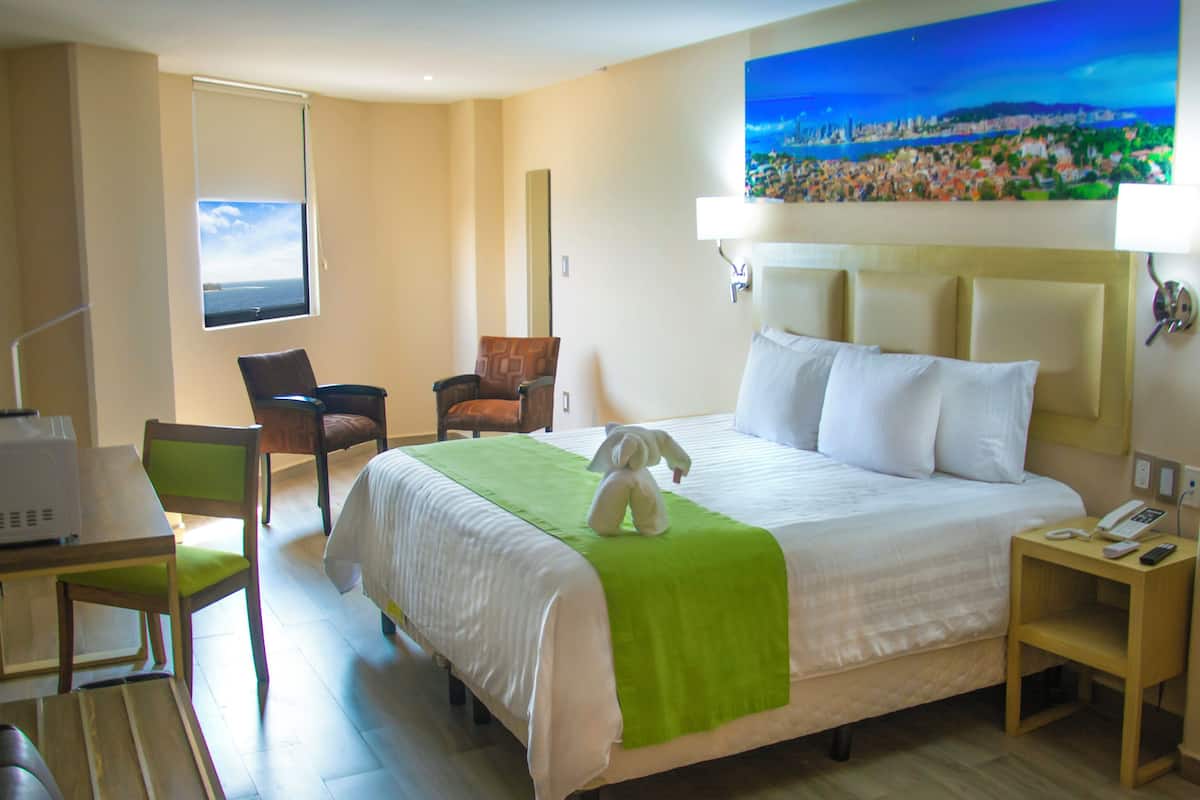 Quarto luxo, 1 cama King | Cofres nos quartos, escrivaninha, espaço de trabalho para notebook