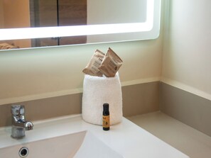 Dusj, håndklær, såpe og sjampo