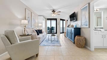 Appartement, meerdere bedden (Phoenix VII 907) | Woonruimte | Een televisie