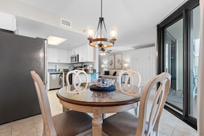 Dining - Phoenix VII 907 (Orange Beach)