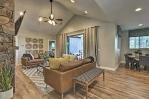 Una Smart TV, una chimenea