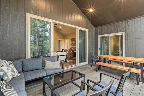Gorgeous New Build, Space for Multiple Families, Hot Tub, 2 Patios and LRs