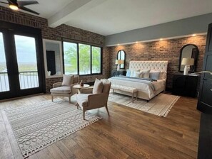 4 bedrooms, WiFi, bed sheets - Coastal Charm on Jerico River River Front (Midway)