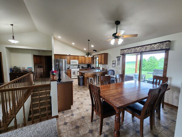 Dining - Lovely 5-bedroom house in Oshkosh with AC, WiFi 8 miles from EAA Grounds (Oshkosh)