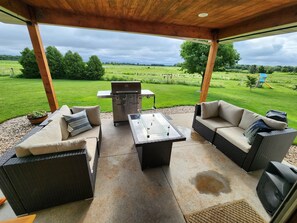 Terrace/patio - Lovely 5-bedroom house in Oshkosh with AC, WiFi 8 miles from EAA Grounds (Oshkosh)