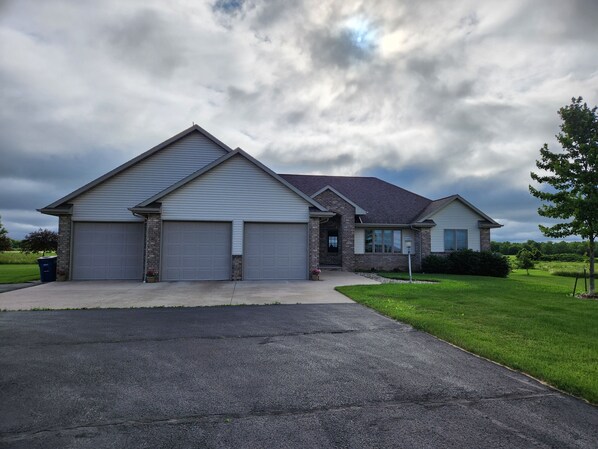 Exterior - Lovely 5-bedroom house in Oshkosh with AC, WiFi 8 miles from EAA Grounds (Oshkosh)