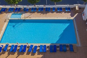 สระว่ายน้ำในร่ม, สระว่ายน้ำกลางแจ้ง