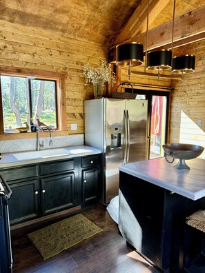 Private kitchen - Hummingbird Cabin at Deer Lake (Soda Springs)