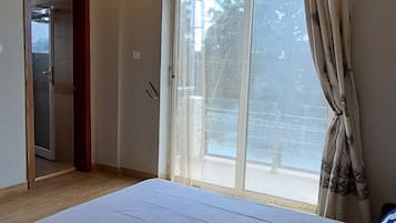 3 habitaciones, tabla de planchar con plancha, wifi y ropa de cama