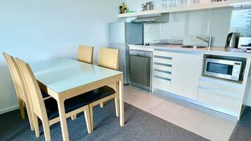 Frigorífic, microones, placa de cuina i rentaplats