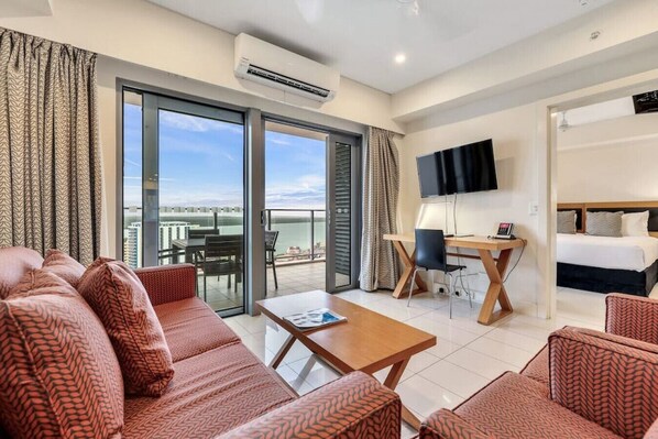 TV - Sky high with harbour views (Darwin City)