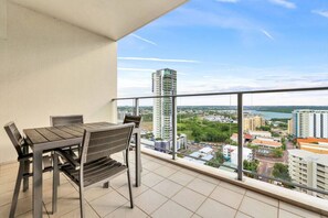 Outdoor dining - Sky high with harbour views (Darwin City)