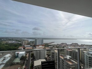 Property grounds - Sky high with harbour views (Darwin City)