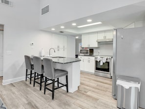 Refrigerador, microondas, horno, placa de cocina