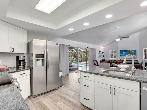 5 Beds 3 Bedroom 2 Bath Heated Pool, Grill, Patio. 5 minutes from the beach!