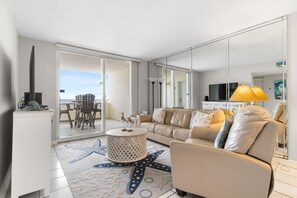 公寓客房, 多張床 (Perdido Sun 1008) | 起居區 | 電視