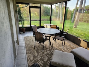 Dining - Terrific 3-bedroom house in charming Sebastian with AC, WiFi (Sebastian)