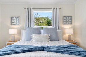 4 slaapkamers, een bureau, een strijkplank/strijkijzer, reisbedje