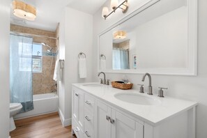 Doccia, asciugacapelli, asciugamani, sapone