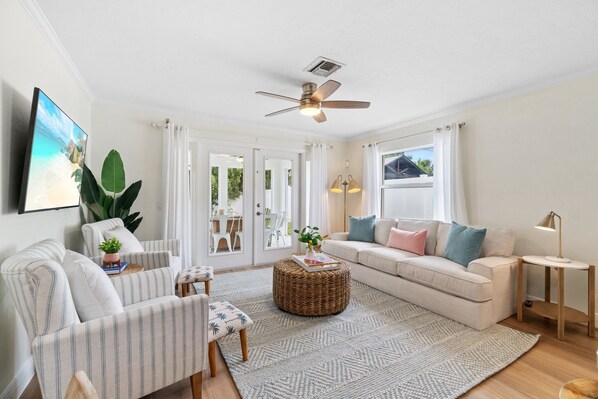 Een smart-tv, een tafeltennistafel en boeken