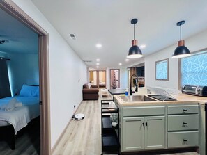 6 bedrooms, WiFi, bed sheets - New! Fireworks View next to Casino walk to falls (Niagara Falls)