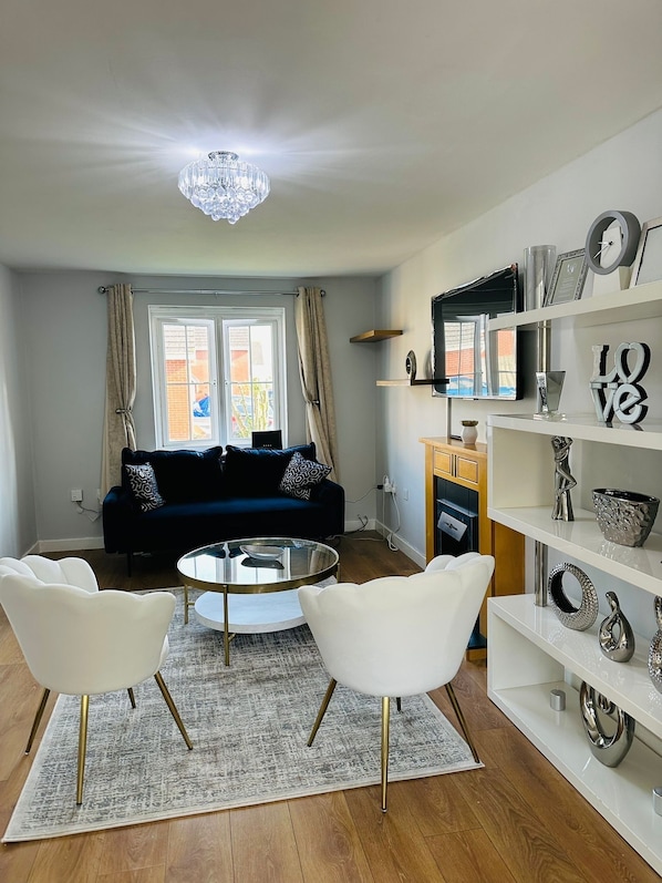 House | Interior - Housesleeps5-parking-garden-privateentrance (Corby)