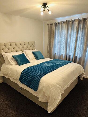 Housesleeps5-parking-garden-privateentrance