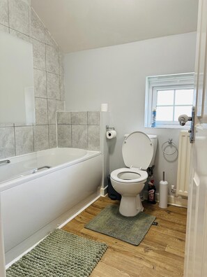 House | Bathroom | Combined shower/bathtub, deep-soaking bathtub, hair dryer, towels