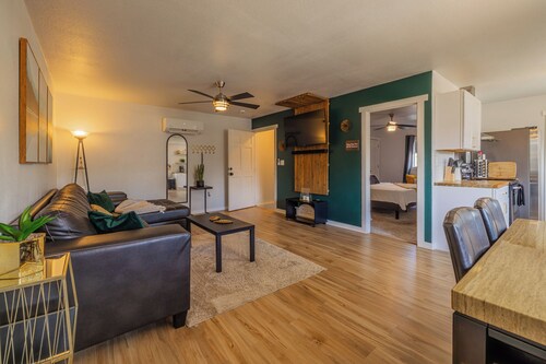 Updated Cozy Downtown Forest Retreat