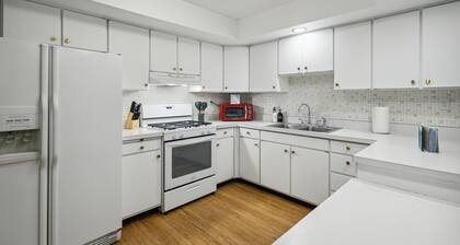 Grand Reunion House 1 / Hot Tub / Pet Friendly / Duplex