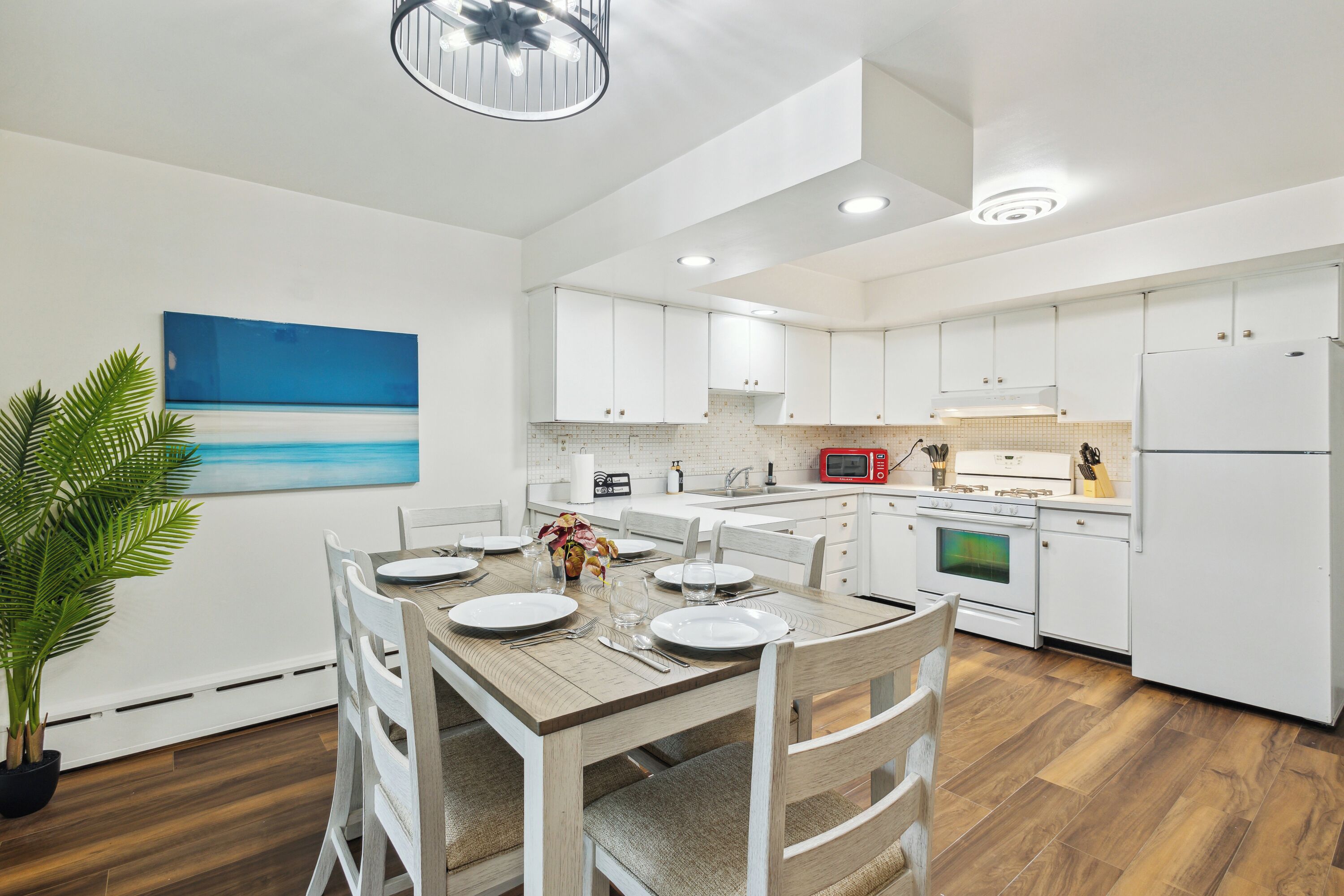 Een koelkast, een magnetron, een oven, een kookplaat