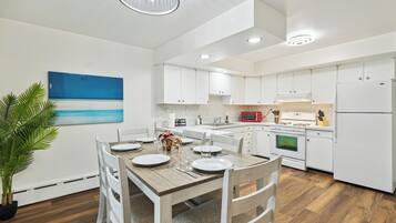 Een koelkast, een magnetron, een oven, een kookplaat