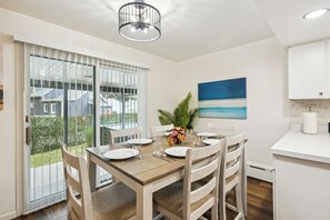 Dining - Game room/ Hot Tub / Pet Friendly / Duplex (Michigan City)