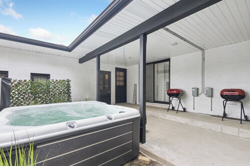 Grand Reunion House 2 / Hot Tub / Pet Friendly / Duplex