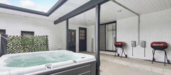 Game room/ Hot Tub / Pet Friendly / Duplex