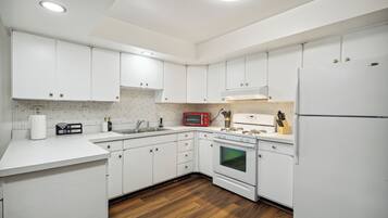 Refrigerador, microondas, horno y parrilla de estufa