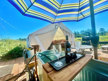 Outdoor dining. “Queen's Quarters” Cozy Outdoor Glamping • Hot Tub