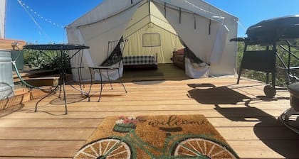 “Butterfly” Cozy Rustic Glamping + Outdoor Tub