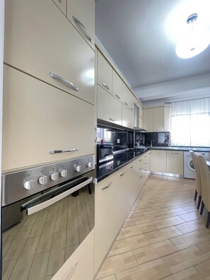 Kylskåp, mikrovågsugn, ugn och spishäll