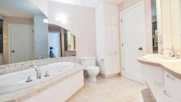 Ducha, bañera de hidromasaje, secador de pelo y toallas
