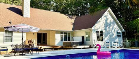 Una piscina al aire libre, una piscina climatizada