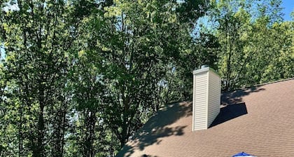 Upscale Wooded Retreat: Heated Pool, Hot tub, Fenced Yard & Game Room.