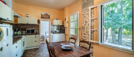 Een koelkast, een magnetron, een oven, een vaatwasser